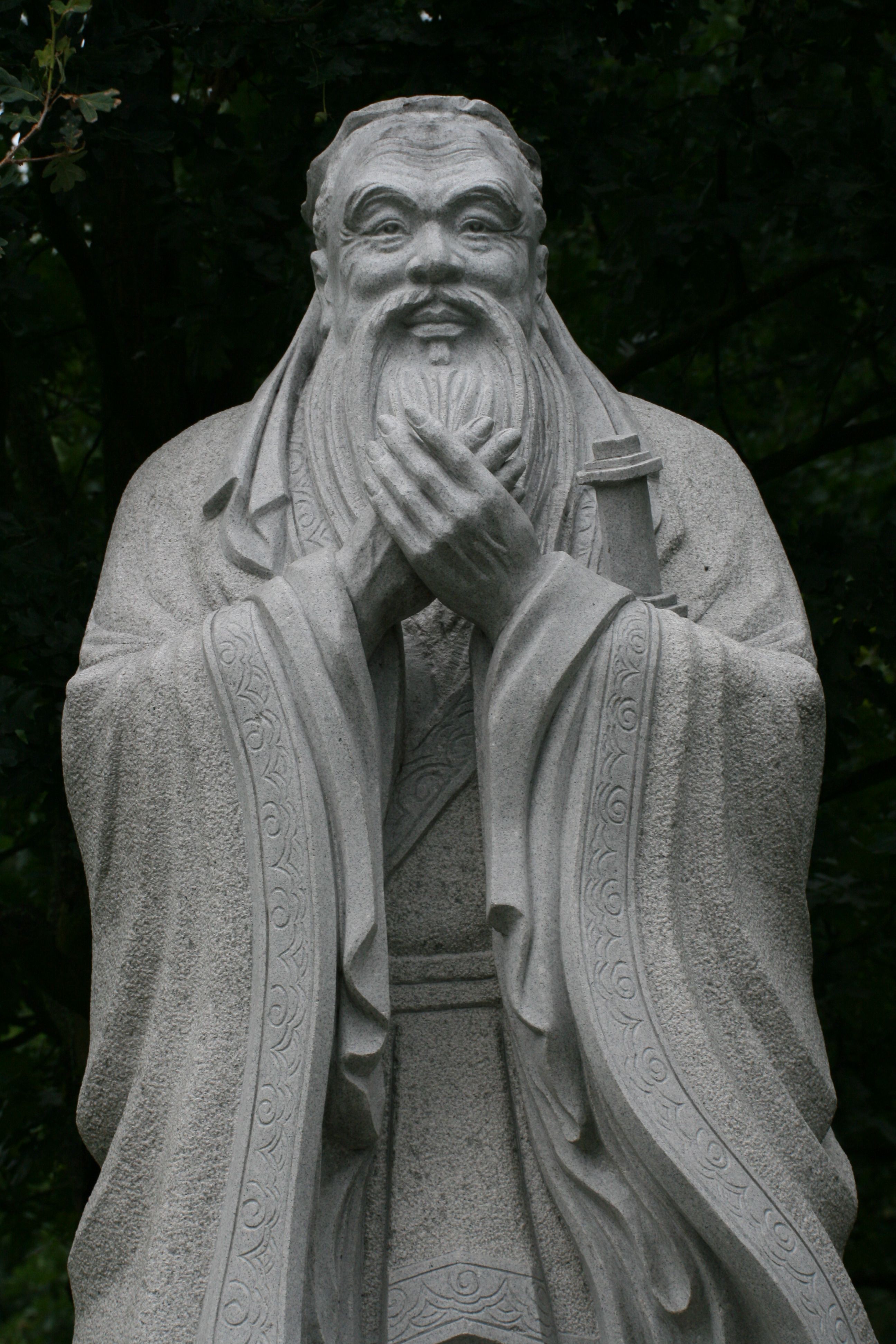 Eine Steinstatue des Konfuzius