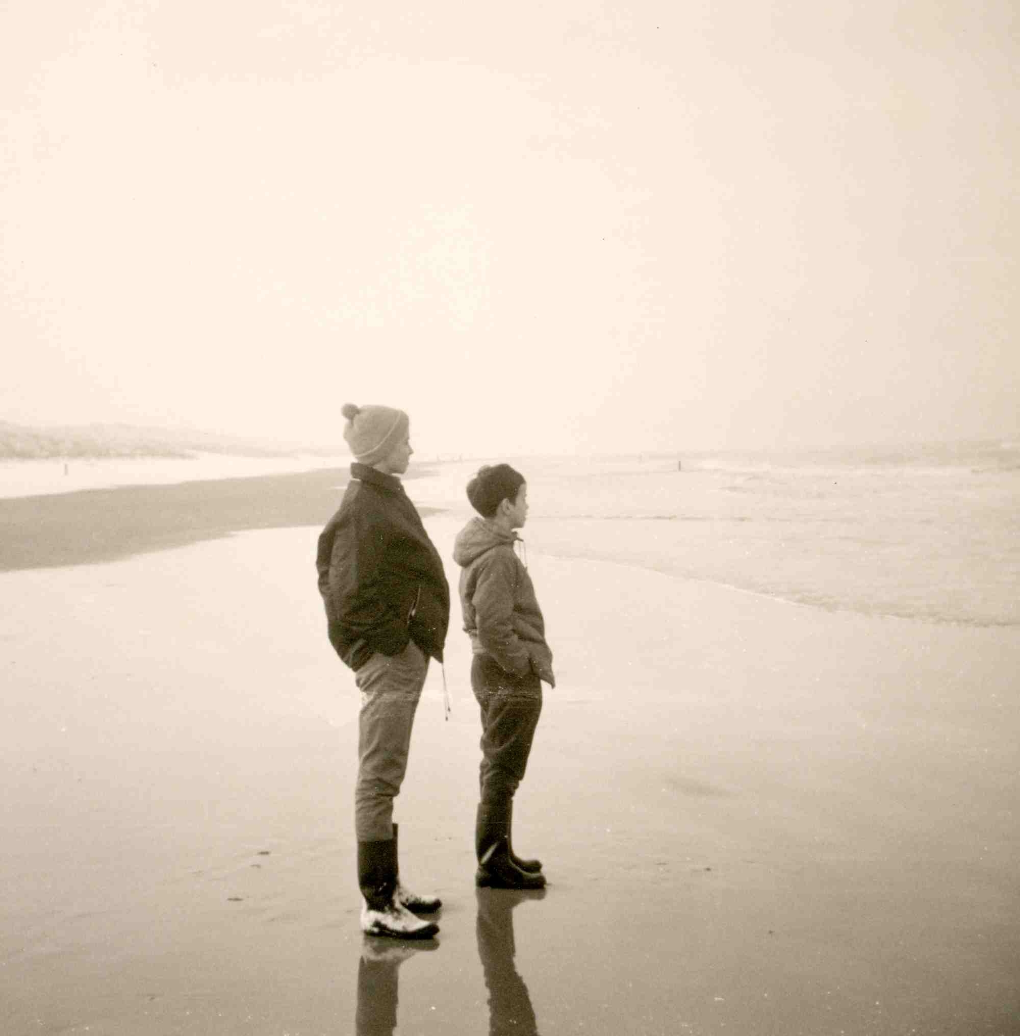 Zwei_Menschen_am_Strand_bei_Ebbe